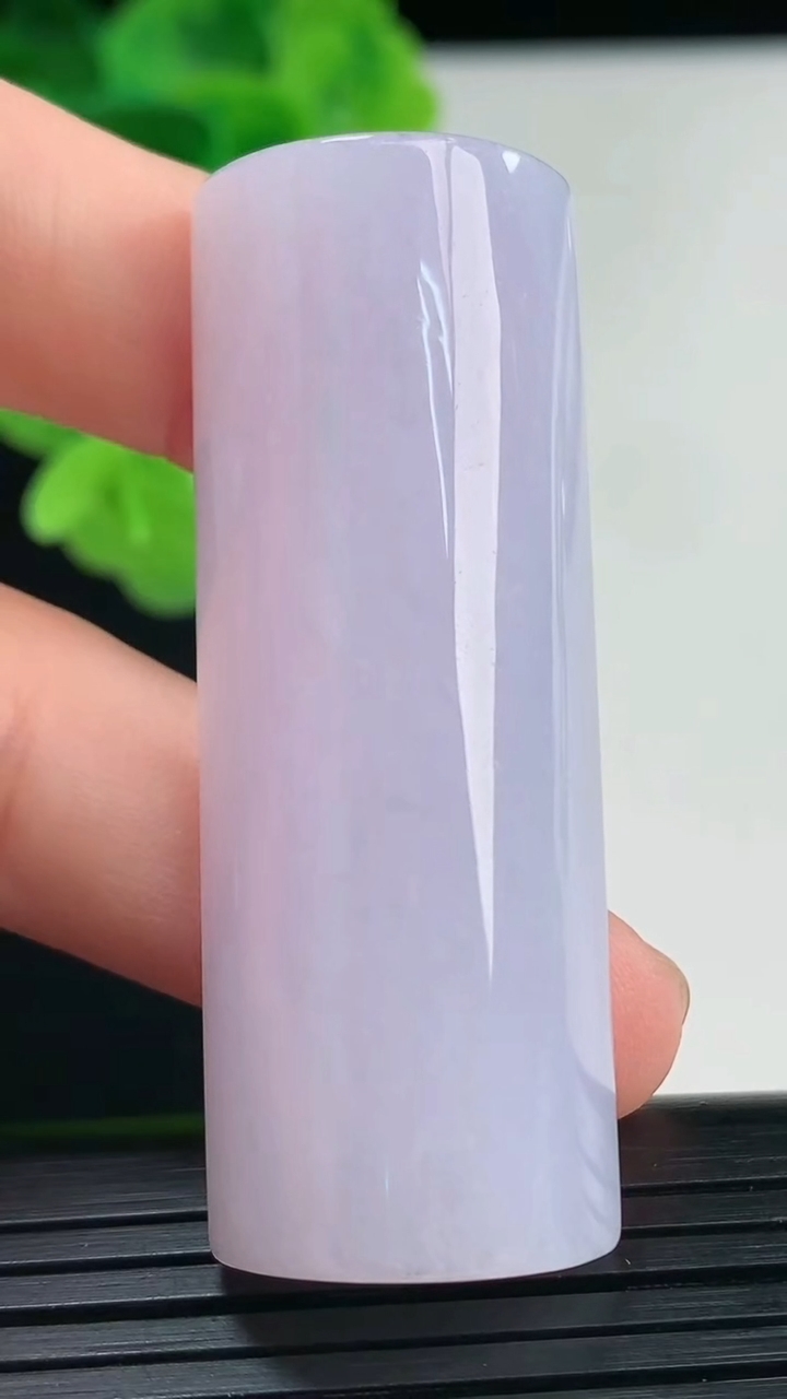 天然A货翡翠紫罗兰无事牌镶嵌件尺寸50.6-18.7-10.7重量:27.79g
4月10日