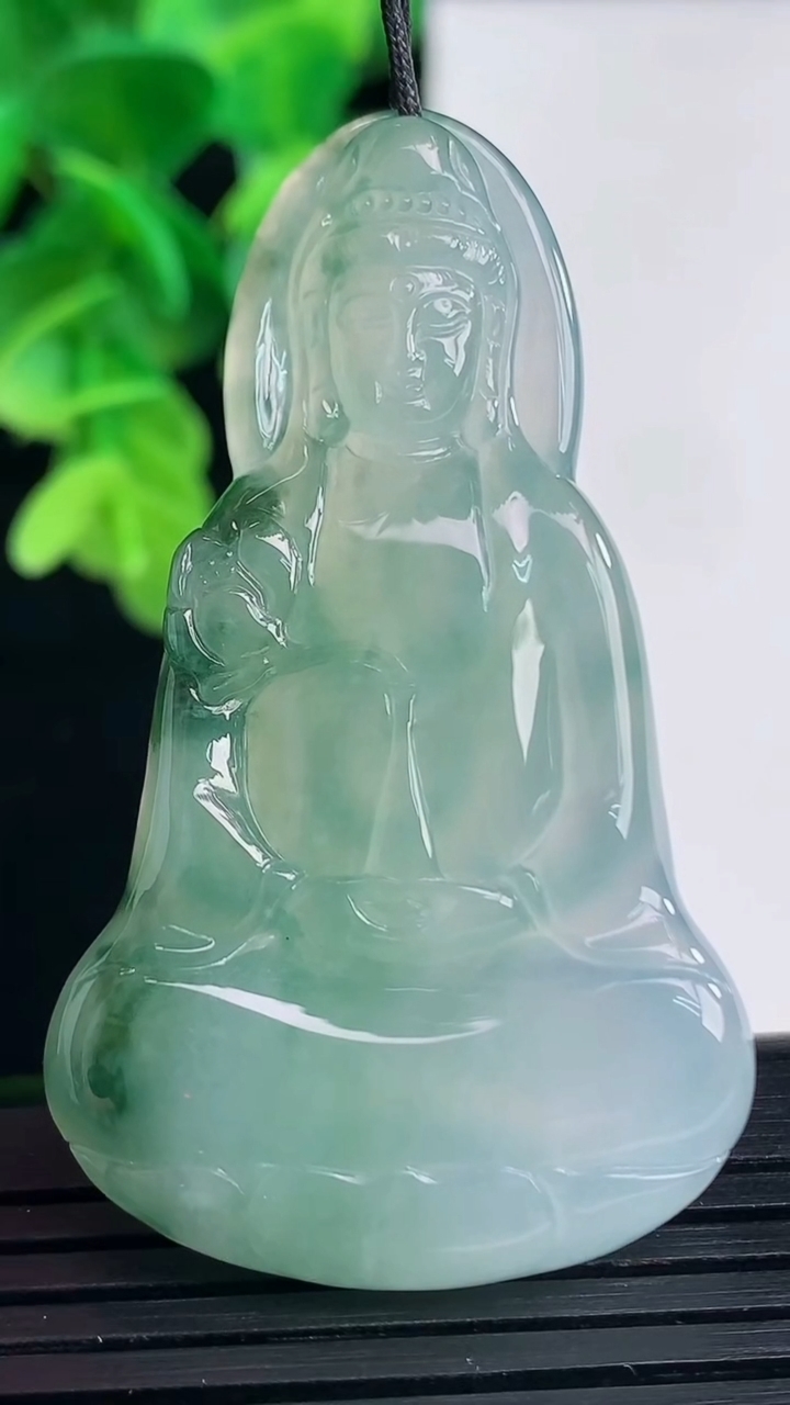 天然A货翡翠飘花观音菩萨吊坠尺寸52.8-30.5-5.5重量:16.84g
4月10日