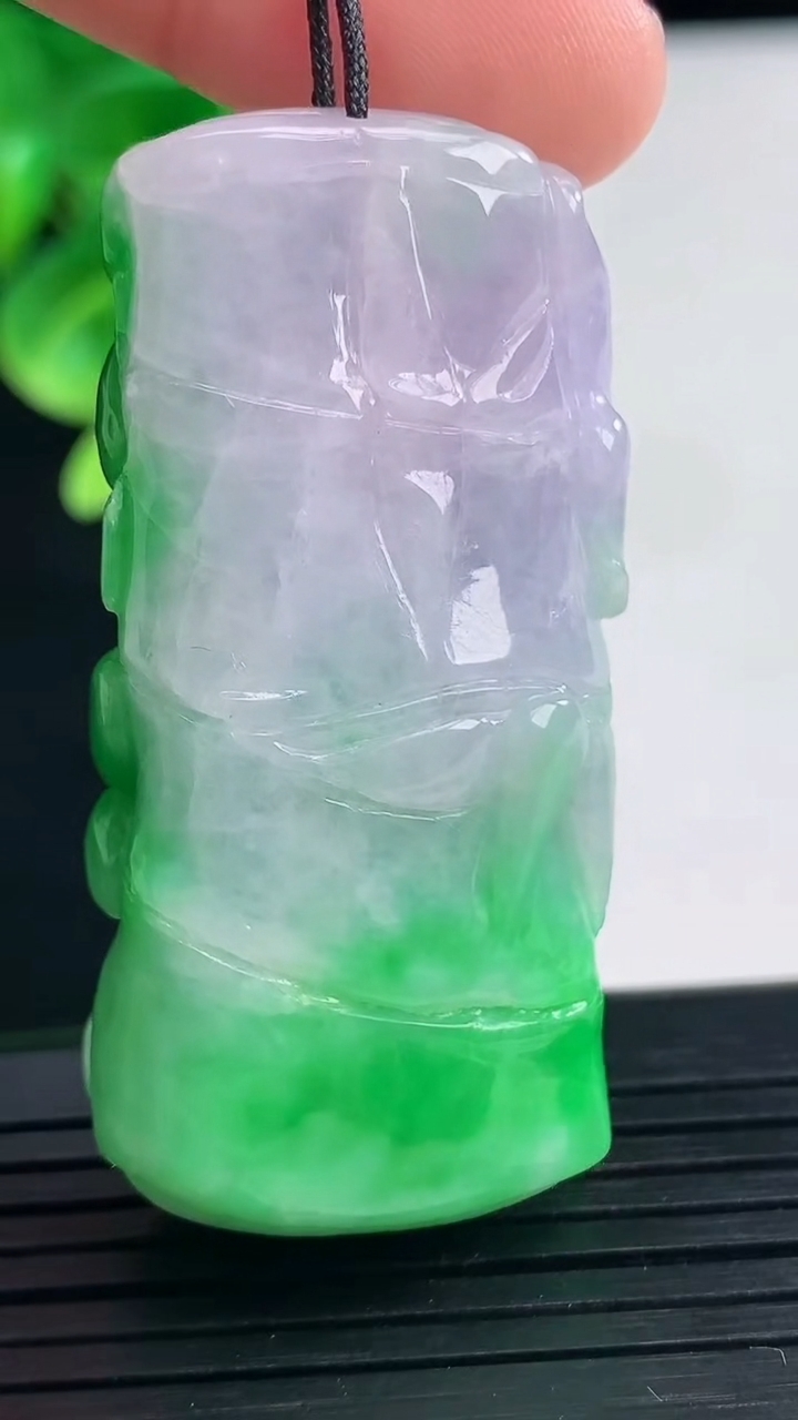 天然A货翡翠节节高升 竹节吊坠尺寸49.7-23.7-14.9重量:38.70g
4月10日