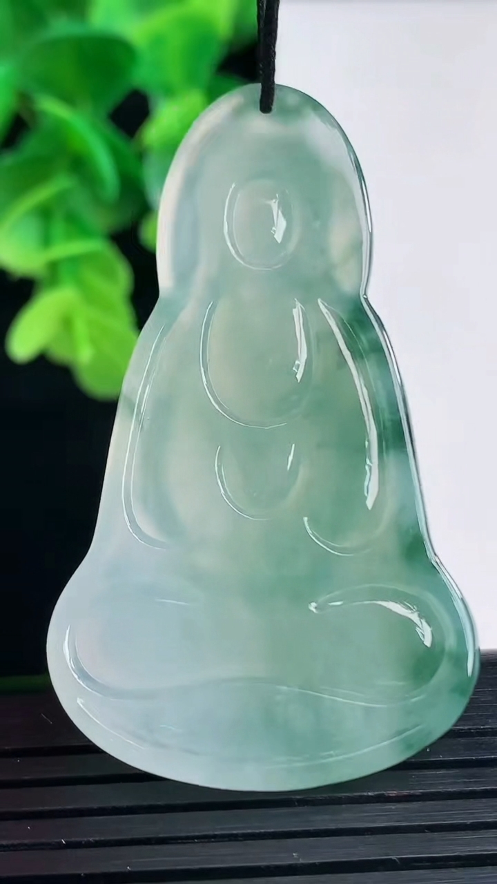 天然A货翡翠飘花观音菩萨吊坠尺寸52.8-30.5-5.5重量:16.84g
4月10日