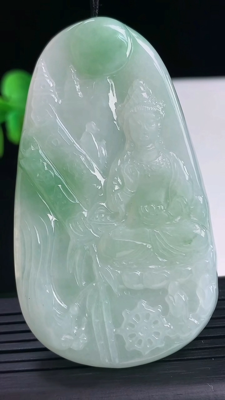 天然A货翡翠观音菩萨吊坠尺寸70.5-40.9-5.2重量:35.90g
4月10日