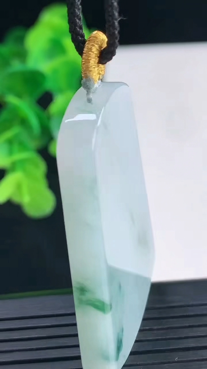 天然A货翡翠飘花无事牌吊坠尺寸47.4-32.7-5.7重量:25.34g
4月10日