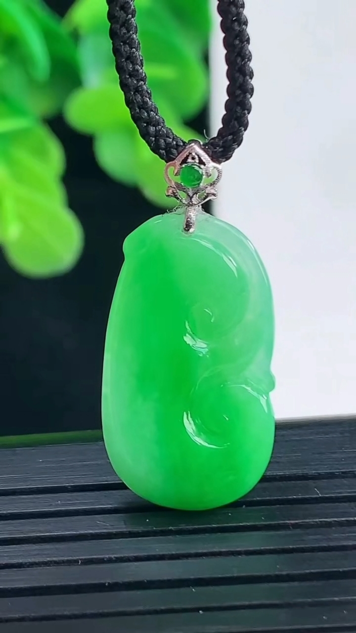 天然A货翡翠如意吊坠尺寸29.3-13.5-3.3重量:2.35g
4月10日