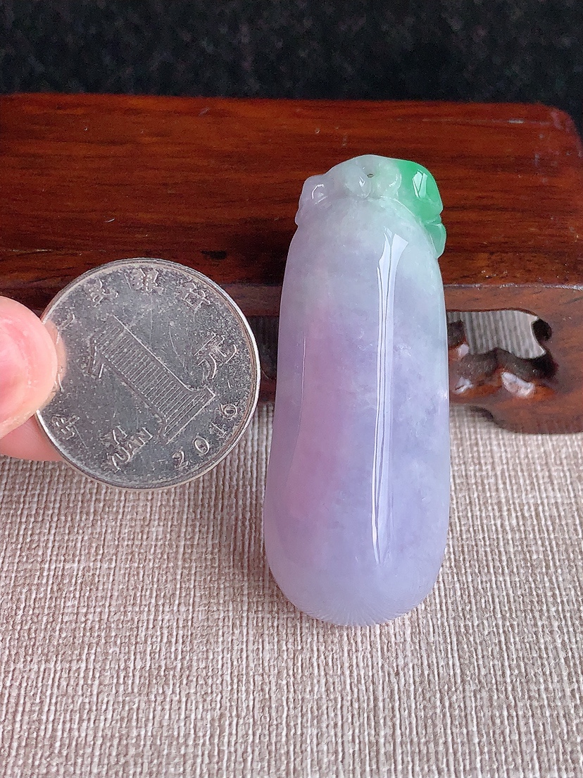 天然A货翡翠春带彩紫罗兰飘绿福瓜吊坠 
尺寸50.7-20.2-14.8mm 重量27.33g 0409