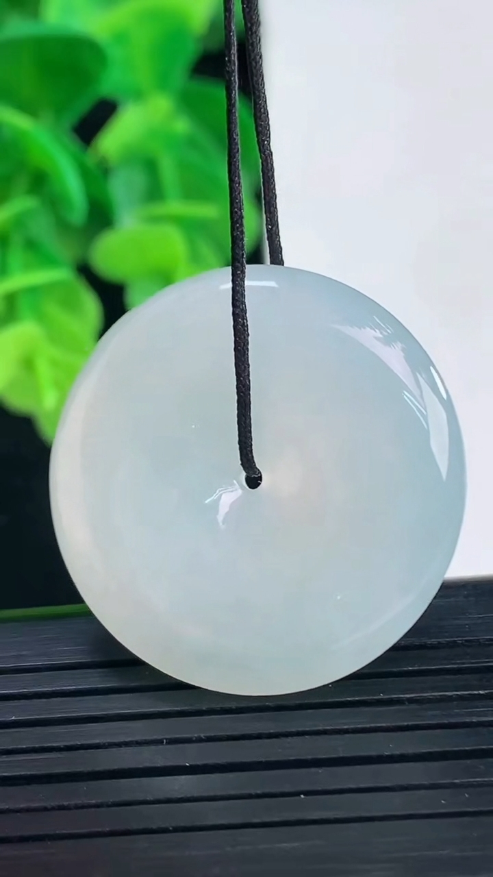 天然A货翡翠平安扣吊坠尺寸29.9-6.1重量:11.95g
4月10日