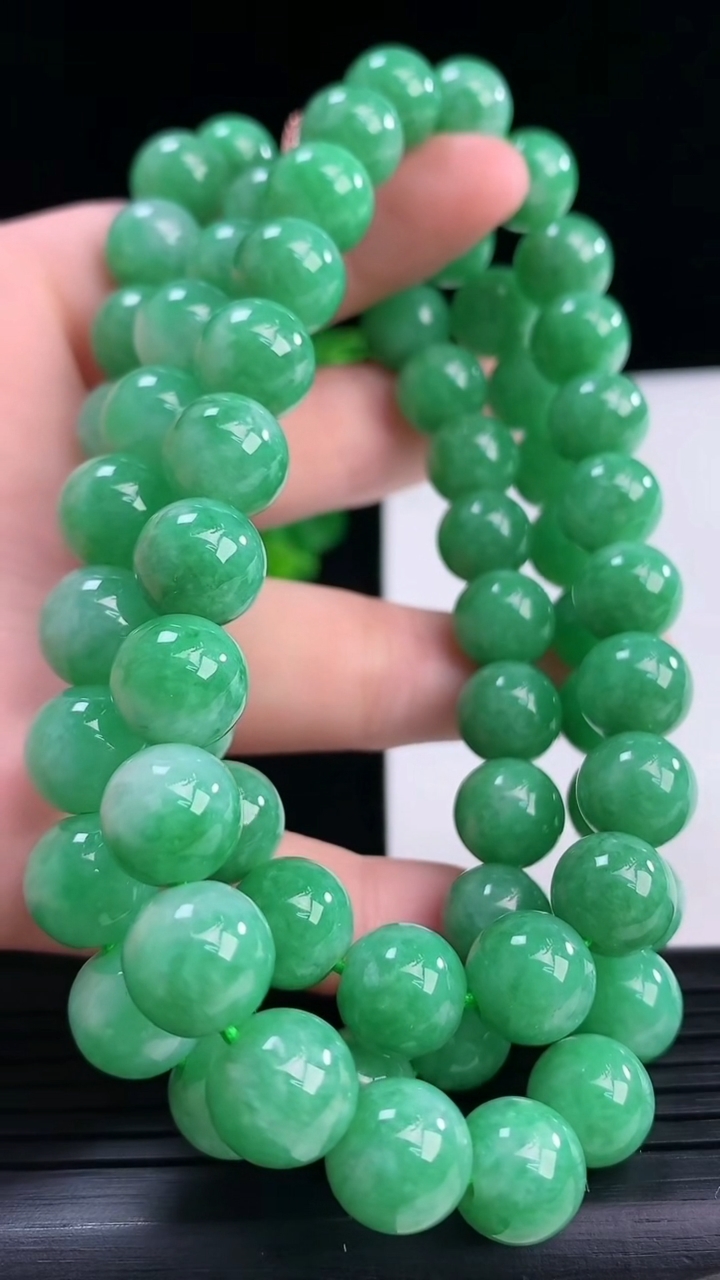 天然A货翡翠圆珠项链尺寸9.9-68颗重量:123.36g
4月10日