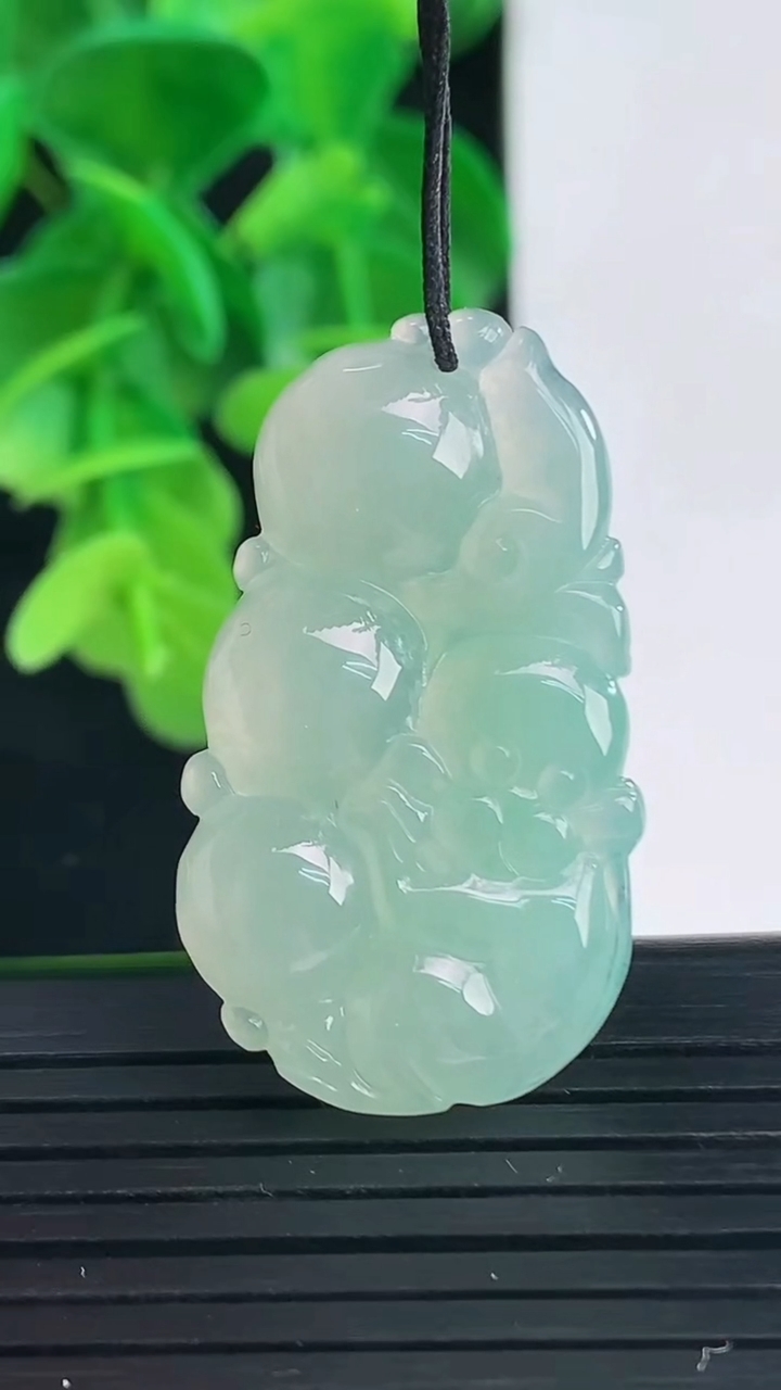 天然A货翡翠生肖猴吊坠尺寸34.4-19.6-5.4重量:7.04g
4月10日