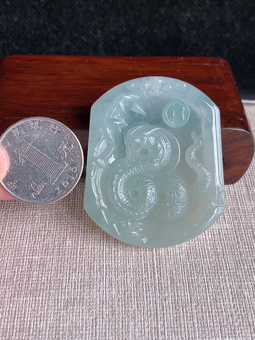 天然A货翡翠晴水生肖蛇吊坠 
尺寸49.3-40.7-5.8mm 重量25.86g 0409