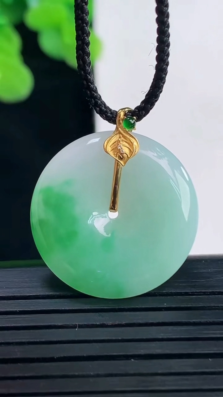 天然A货翡翠平安扣吊坠尺寸22.8-4.2重量:4.91g
4月10日