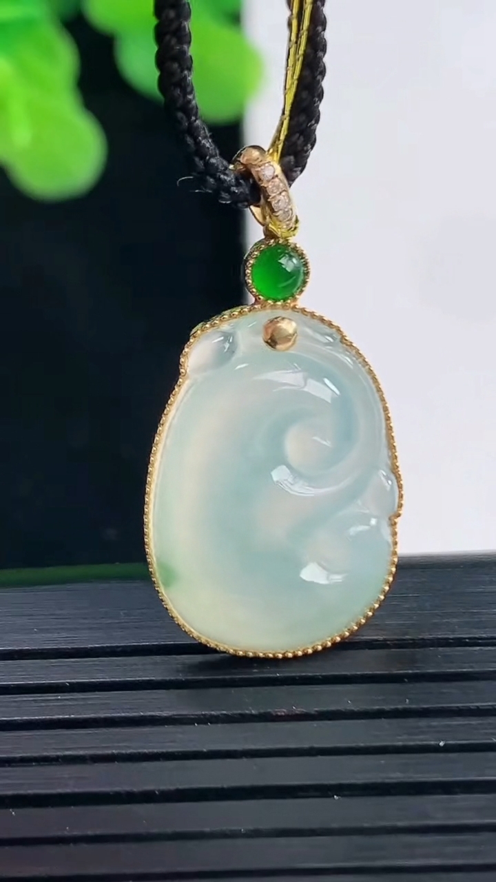 天然A货翡翠种飘花如意吊坠尺寸29.6-14.9-4.4重量:3.21g
4月10日