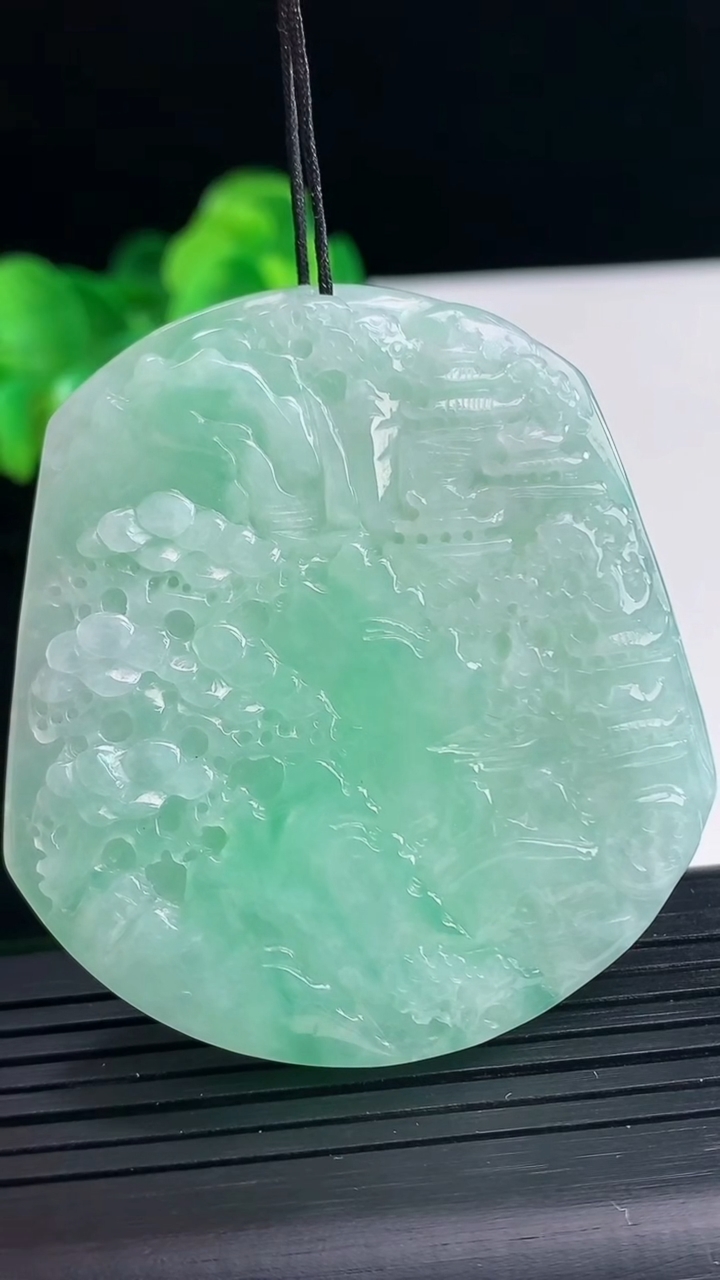 天然A货翡翠山水牌吊坠尺寸54.6-49.9-5.7重量:39.19g
4月10日