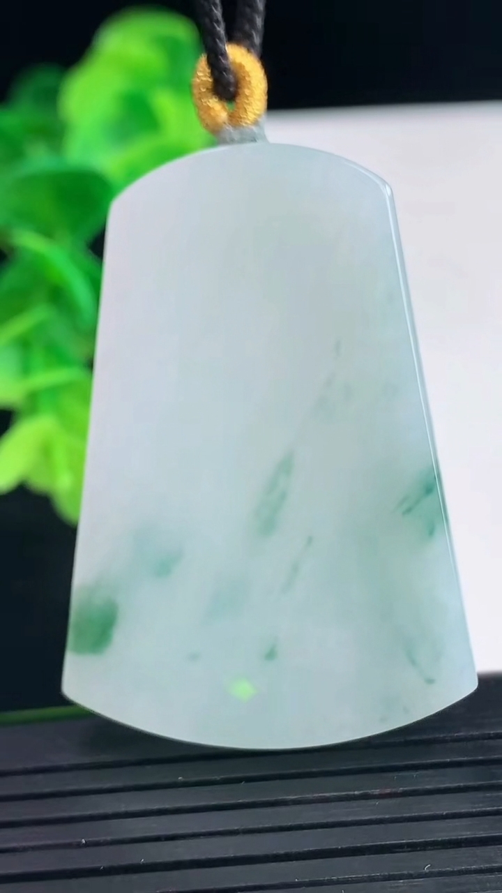 天然A货翡翠飘花无事牌吊坠尺寸47.4-32.7-5.7重量:25.34g
4月10日