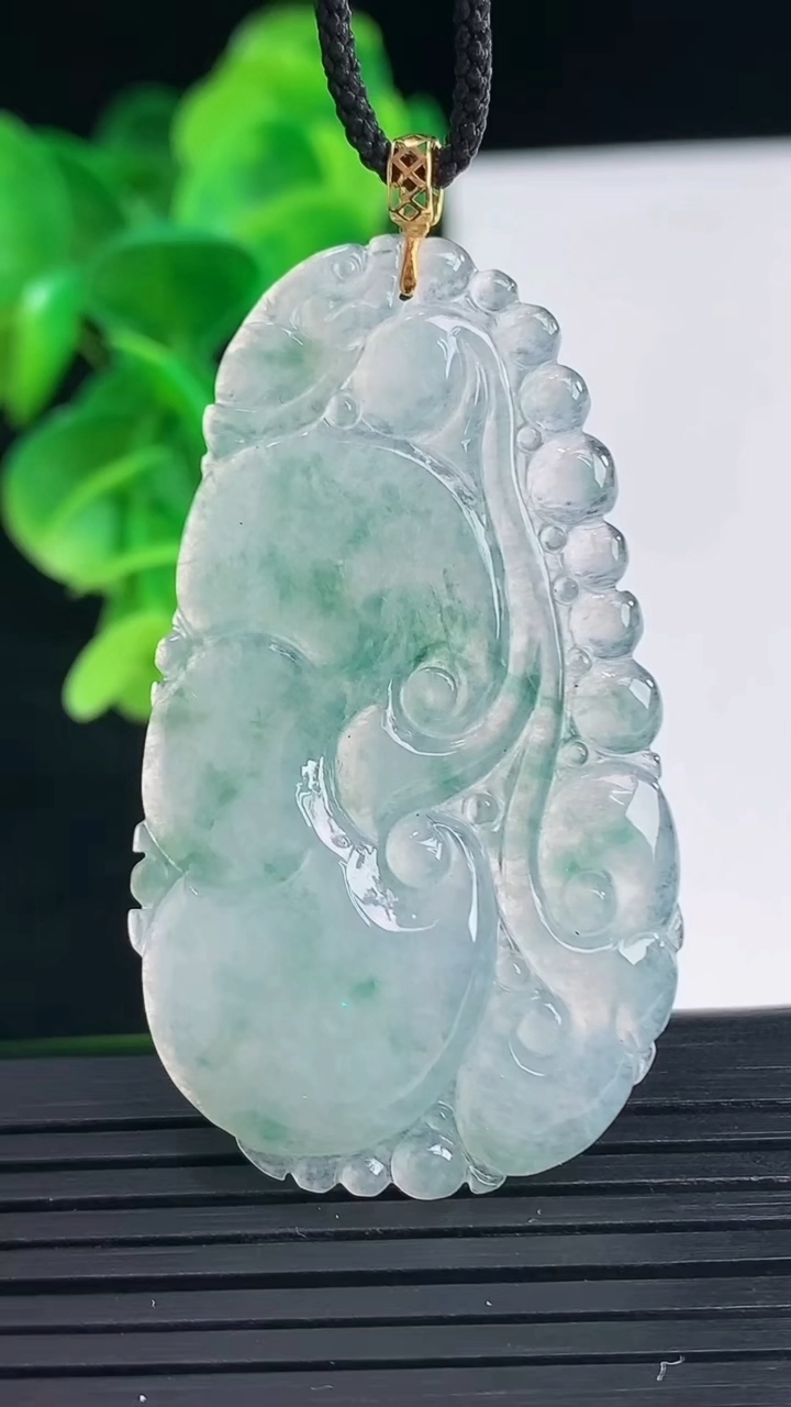 天然A货翡翠18K金飘花如意吊坠尺寸49.8-28.4-3.7重量:8.46g
4月10日