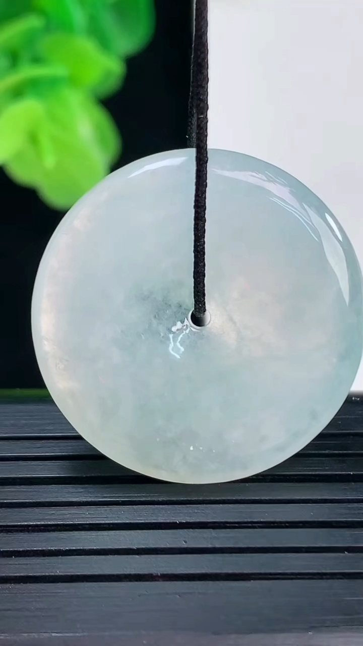 天然A货翡翠平安扣吊坠尺寸28.7-4.5重量:8.38g
4月10日