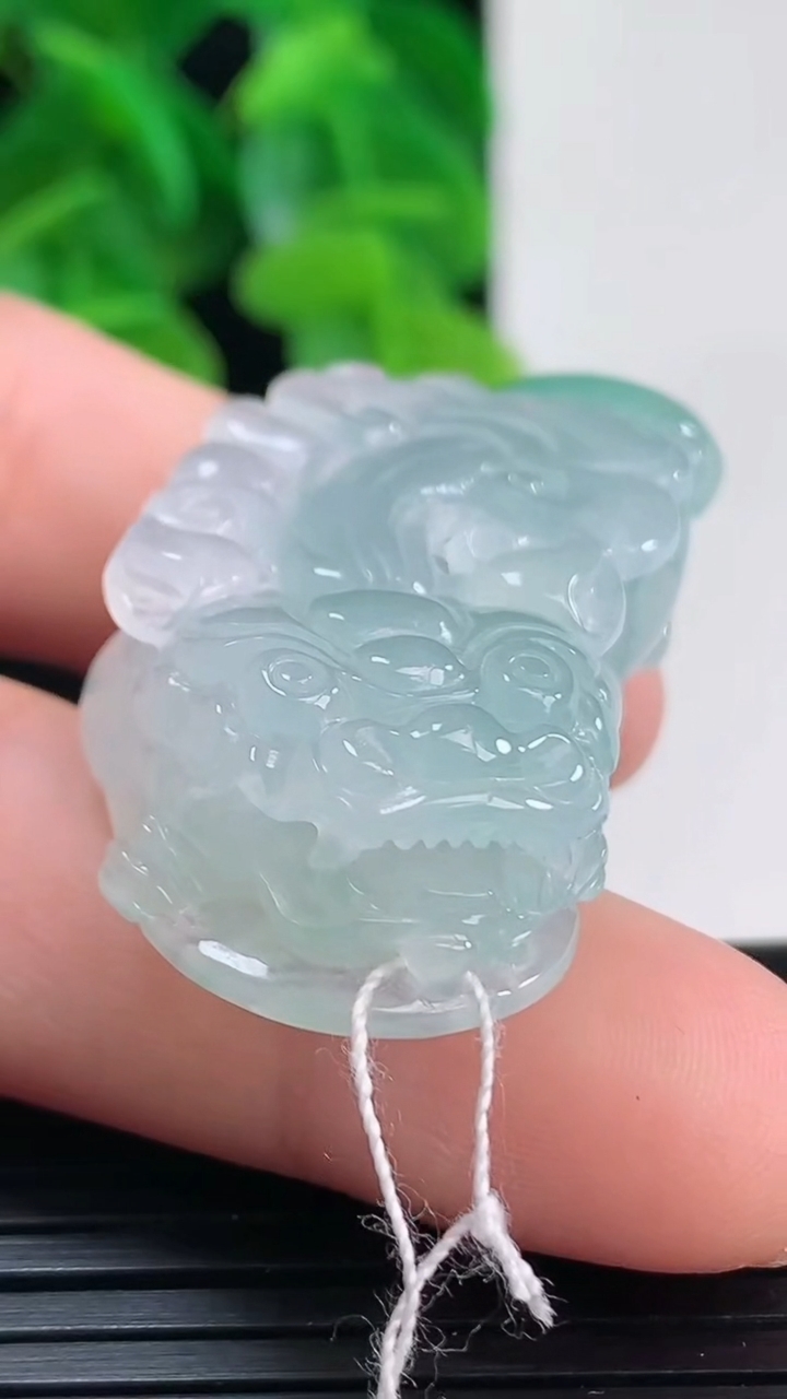 天然A货翡翠貔貅吊坠尺寸43.6-21.3-10.9重量:20.71g
4月10日