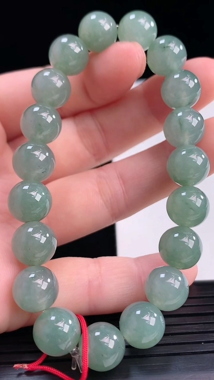 天然A货翡翠圆珠手串尺寸9.6-19颗重量:31.42g4月10日
工厂直销收藏佳品,种好水足，色泽均匀，有种有色，上手高大气！