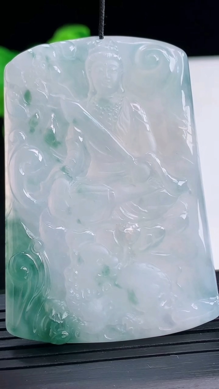 天然A货翡翠飘花文殊菩萨吊坠尺寸60.5-42.3-5.3重量:34.74g
4月10日