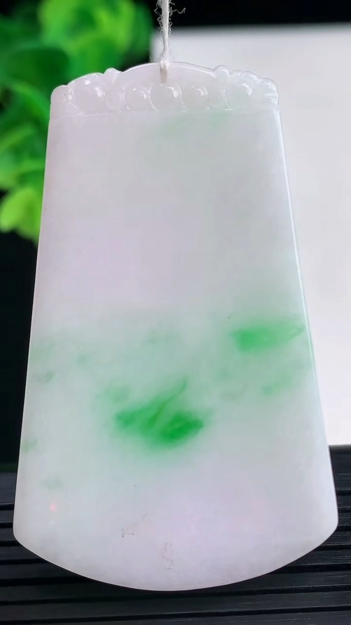 天然A货翡翠无事牌吊坠尺寸54.7-33.1-6.4重量:34.34g
4月10日