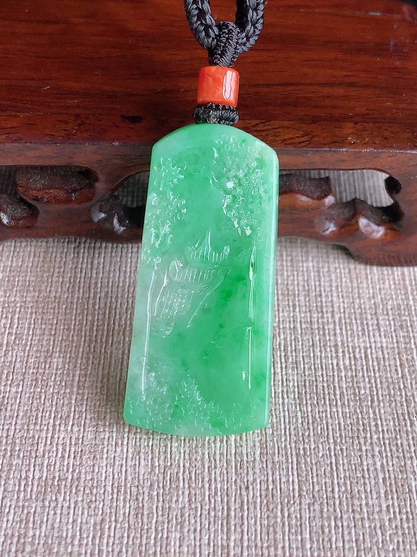 天然A货翡翠飘阳绿意境山水牌吊坠  
尺寸43-19.5-9mm 重量18.50g 0409