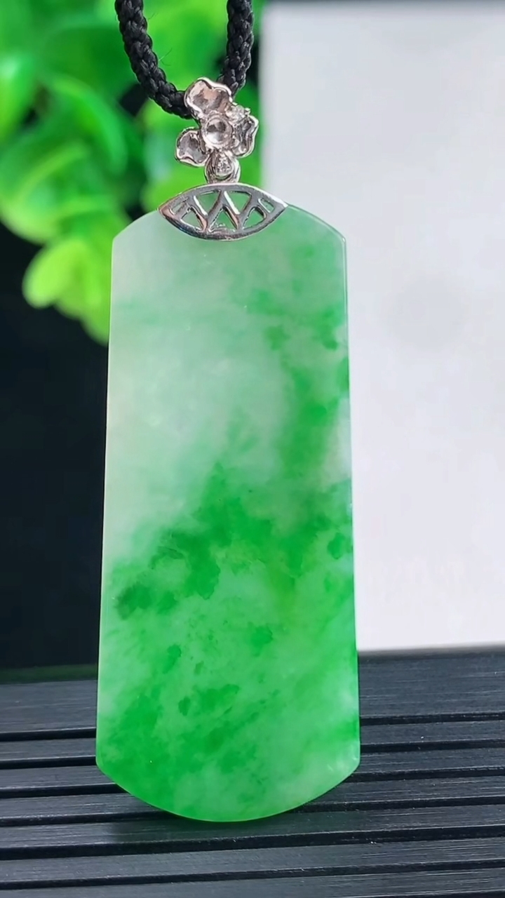 天然A货翡翠无事牌吊坠尺寸44.3-18.5-2.4重量:6.34g
4月10日