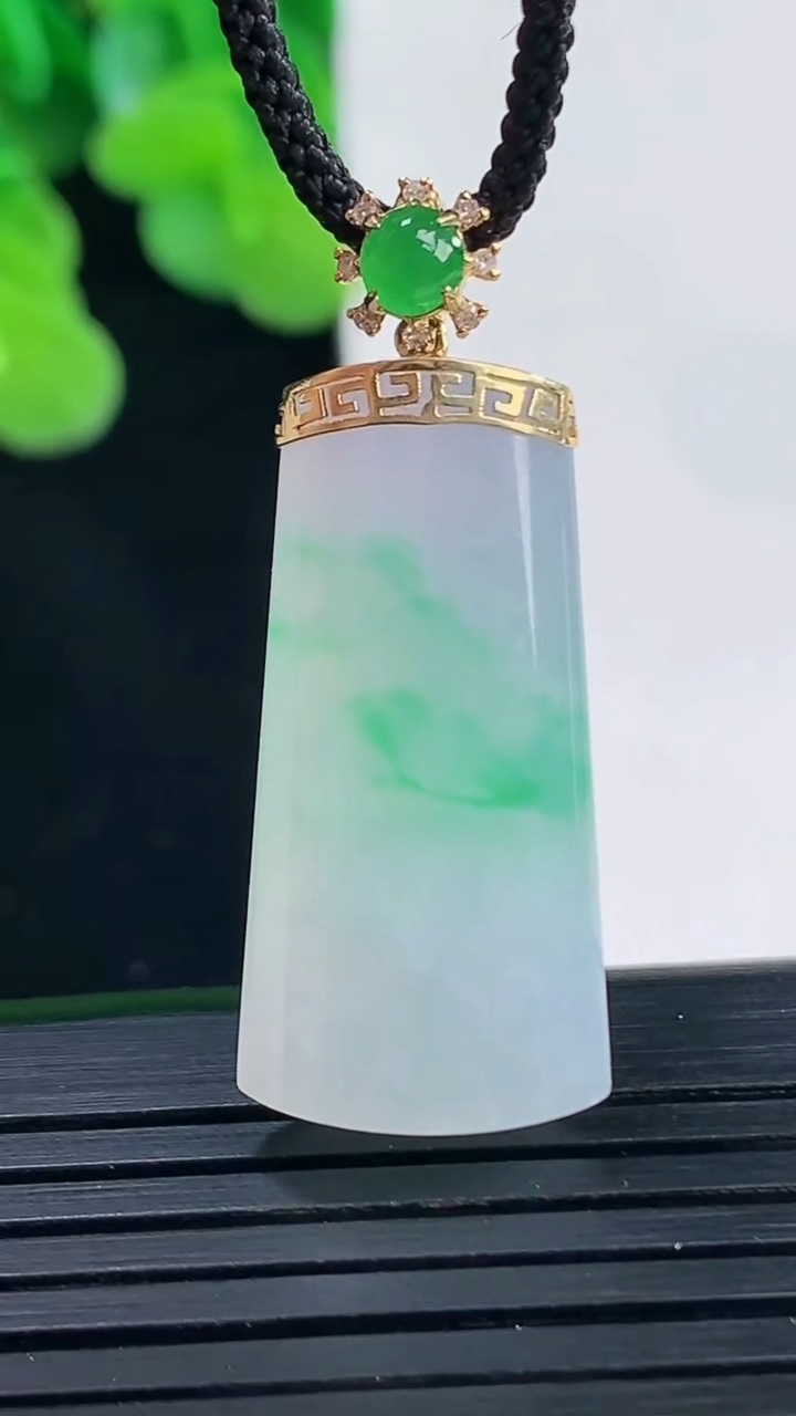 天然A货翡翠无事牌吊坠尺寸28.4-14-5.9重量:5.88g
4月10日