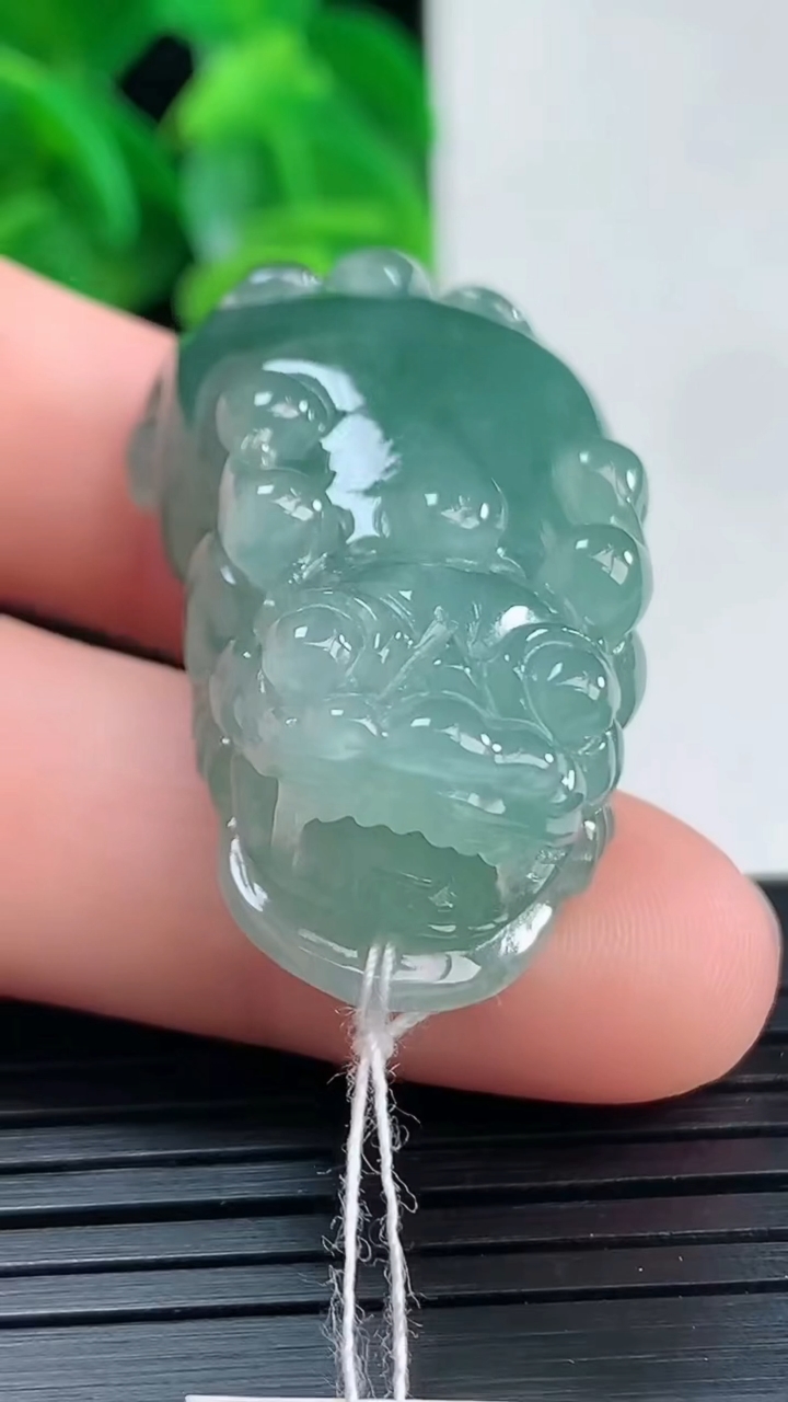 天然A货翡翠貔貅吊坠尺寸35.8-20.4-13.3重量:19.17g
4月10日