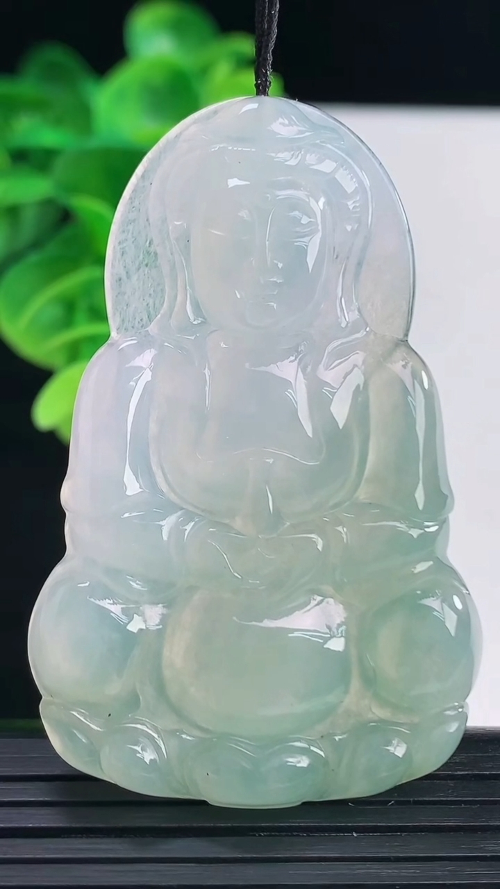 天然A货翡翠观音菩萨吊坠尺寸55.6-35.4-5重量:17.44g
4月10日