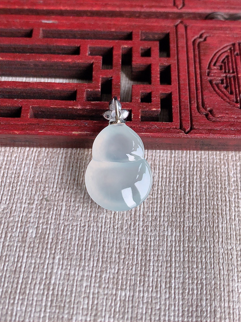 天然A货翡翠18K金扣头白冰白月光葫芦吊坠 
尺寸23.6-17.8-13.6-5.3mm 重量2.