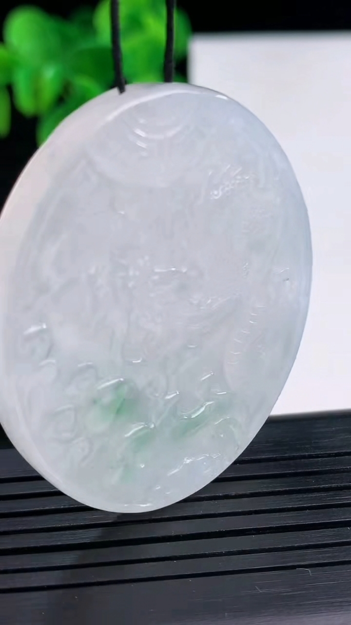 天然A货翡翠飘花龙牌吊坠尺寸48.7-41.1-4.6重量:24.33g
4月10日