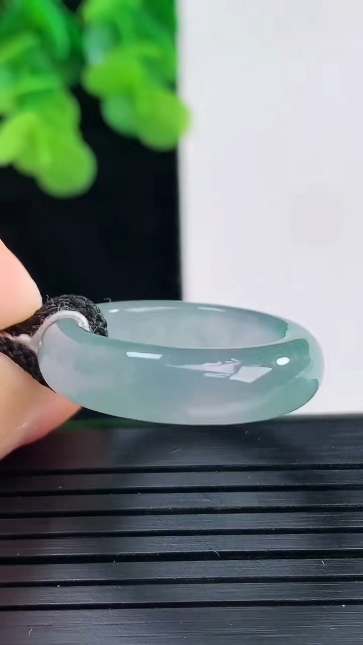 天然A货翡翠指环戒指尺寸18.1-6.1-3.8重量:5.14g2026年4月10日
工厂直销收藏佳品,种好水足，色泽均匀，有种有色，上手高大气！