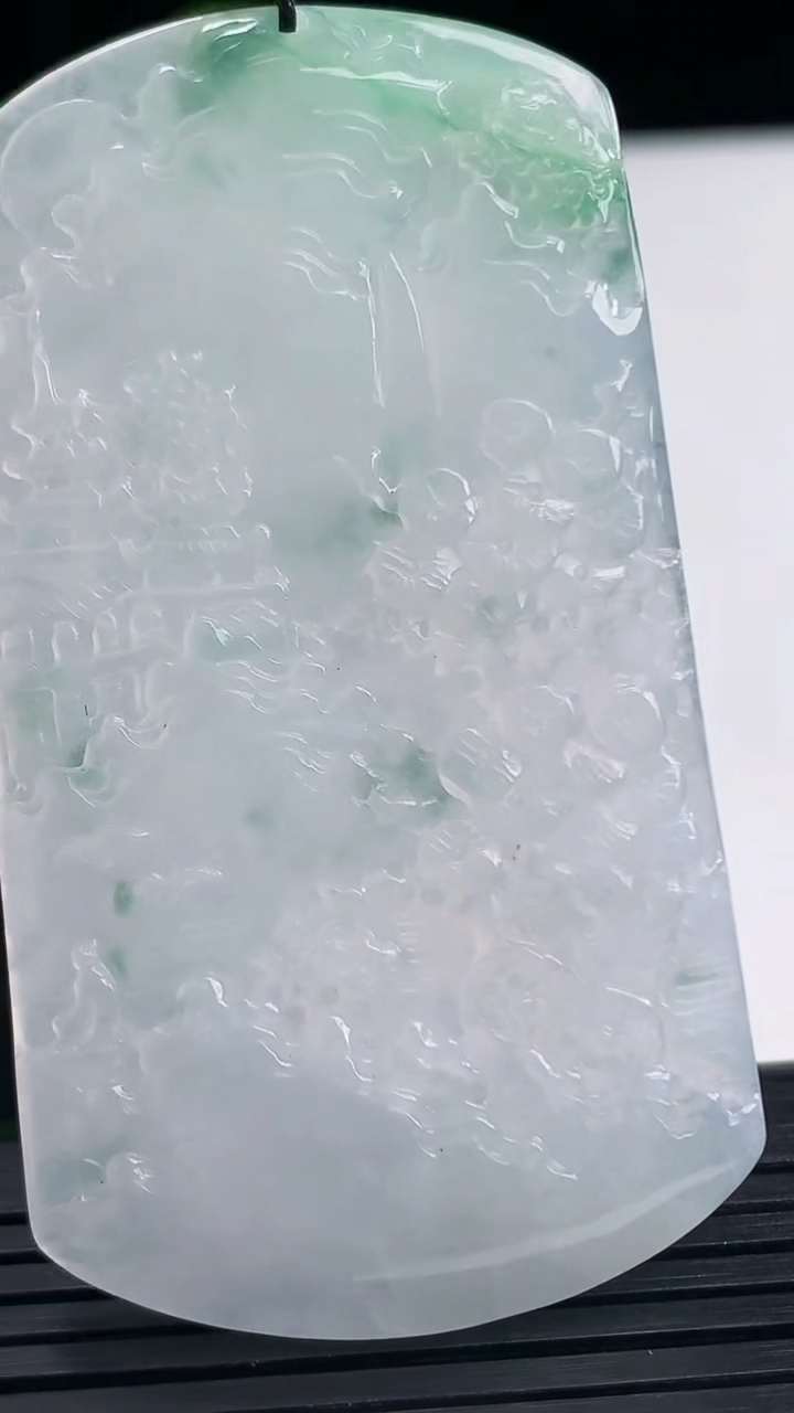 天然A货翡翠牌吊坠尺寸63.6-35.9-4.8重量:28.98g
4月10日