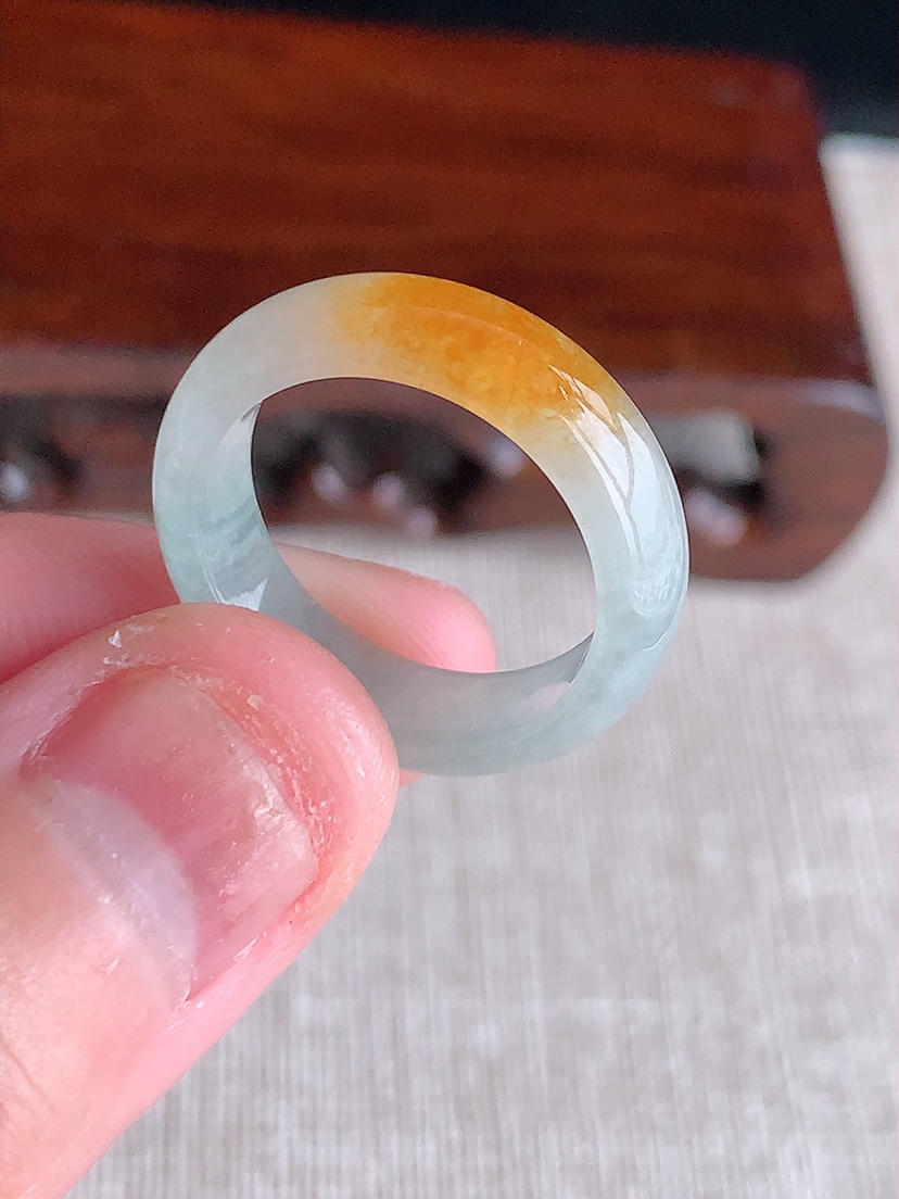 天然A货翡翠飘黄翡飘花素面戒指 
尺寸17.6-6-2.8mm 重量3.04g 0409