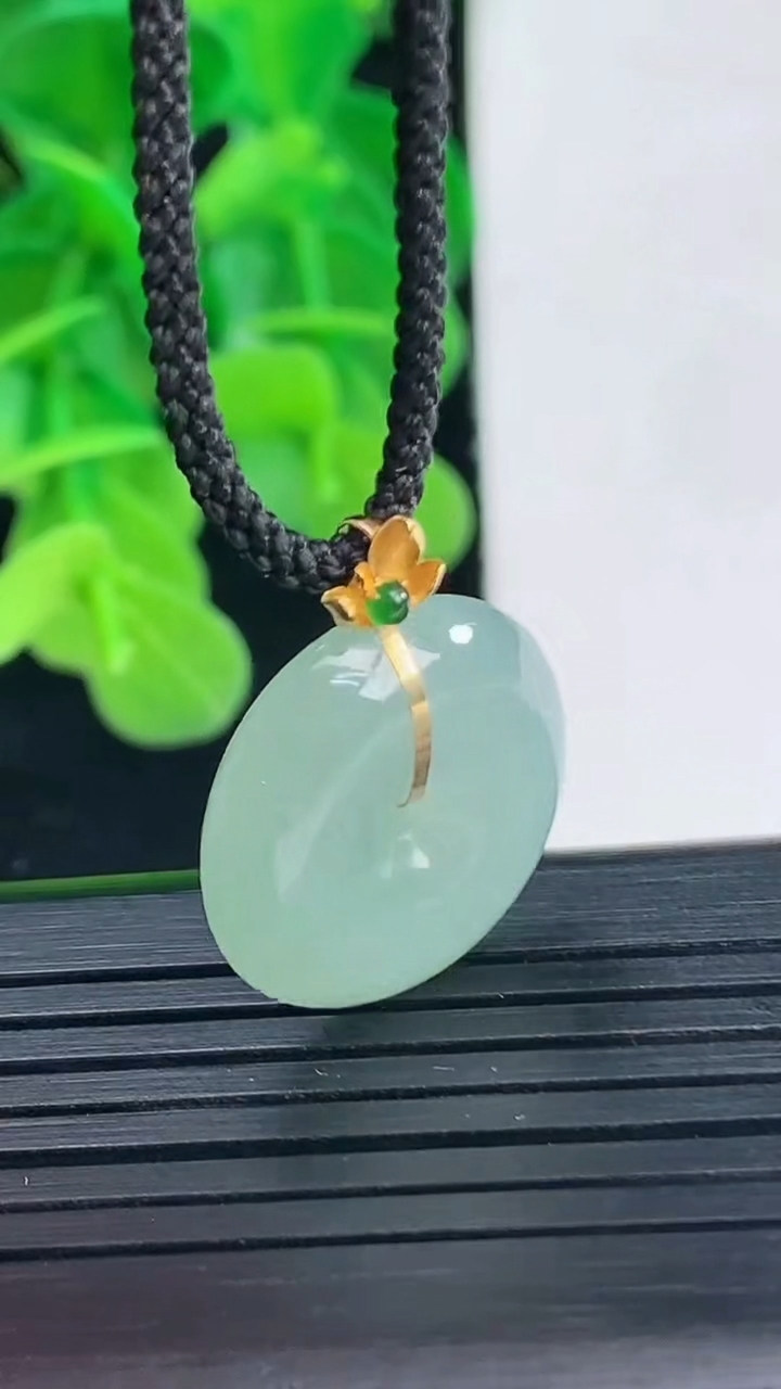 天然A货翡翠平安扣吊坠尺寸18.4-5.5重量:4.36g
4月10日