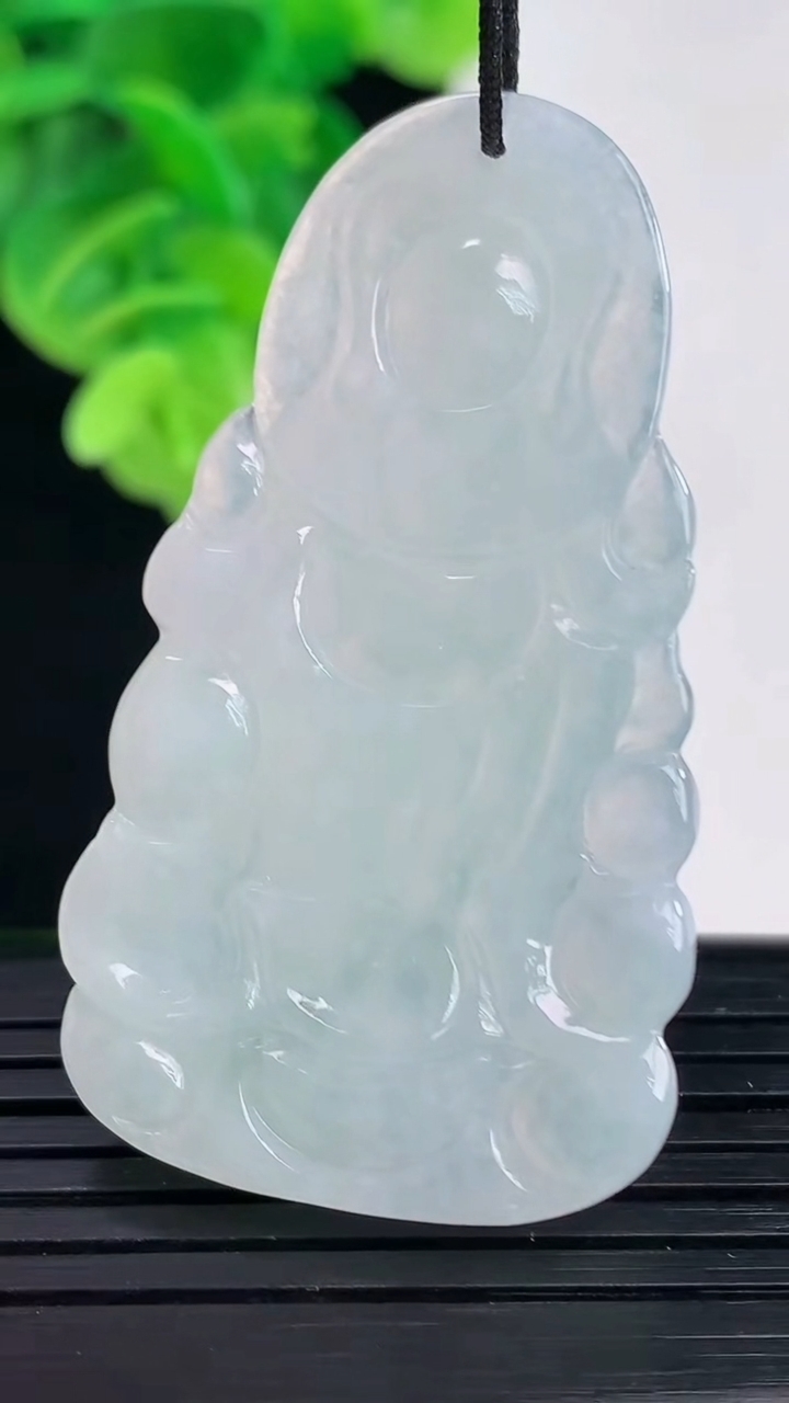 天然A货翡翠观音菩萨吊坠尺寸49.4-28.1-4.6重量:12.23g
4月10日