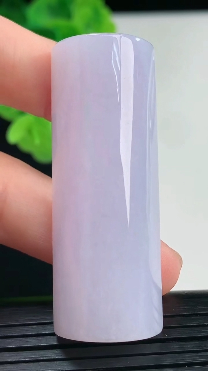 天然A货翡翠紫罗兰无事牌镶嵌件尺寸50.6-18.7-10.7重量:27.79g
4月10日