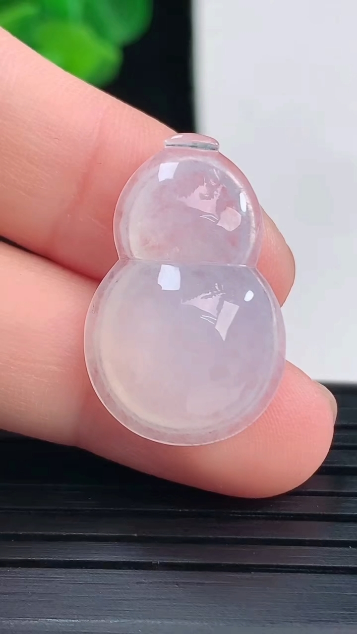 天然A货翡翠葫芦吊坠尺寸24.3-15.7-5.9重量:3.04g
4月10日