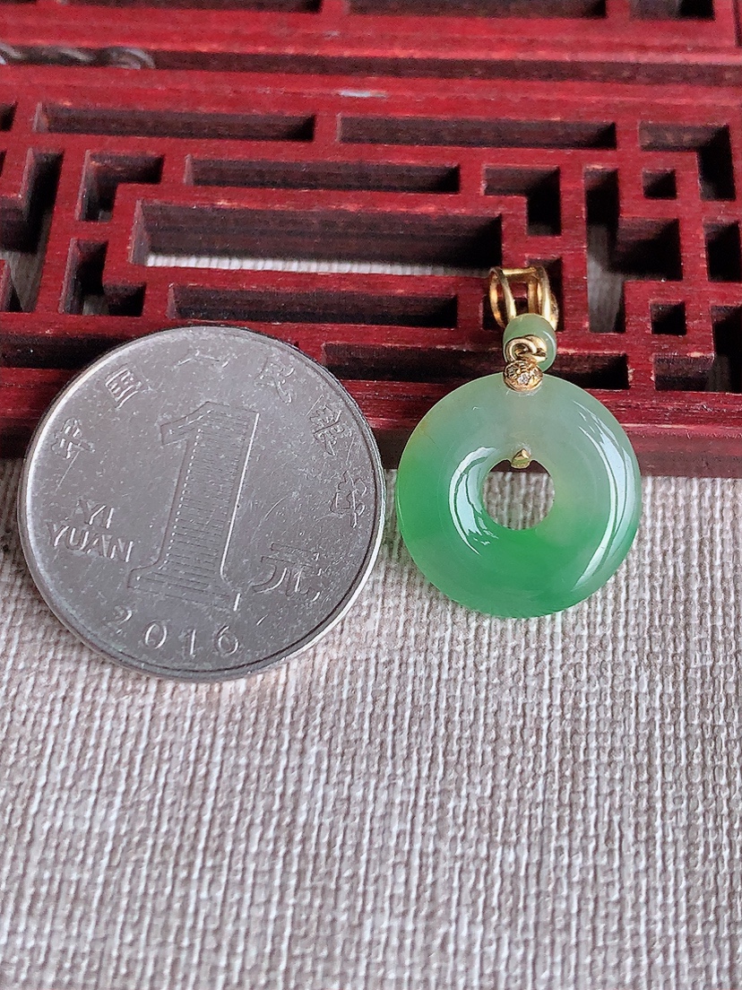 天然A货翡翠18K金镶嵌飘绿平安环吊坠 
尺寸30.5-16.8-3.5mm 重量2.58g 0409