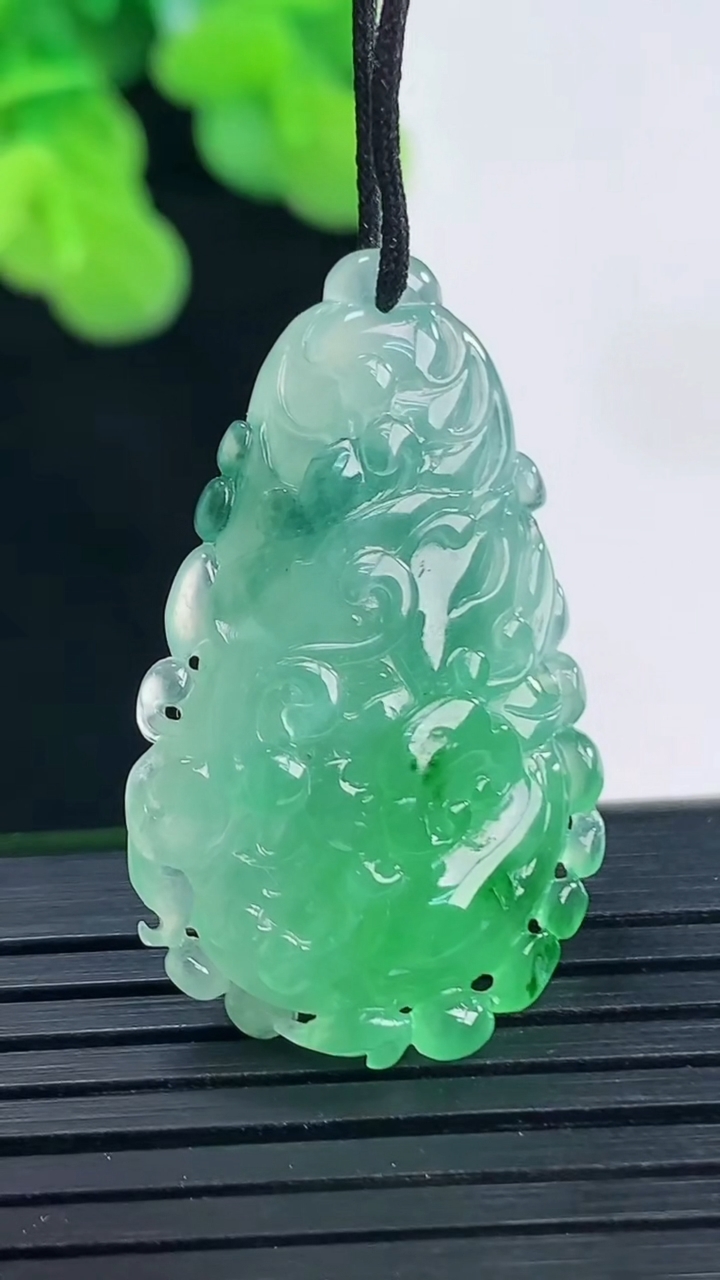 天然A货翡翠白菜吊坠尺寸32.4-20-8重量:6.82g
4月10日