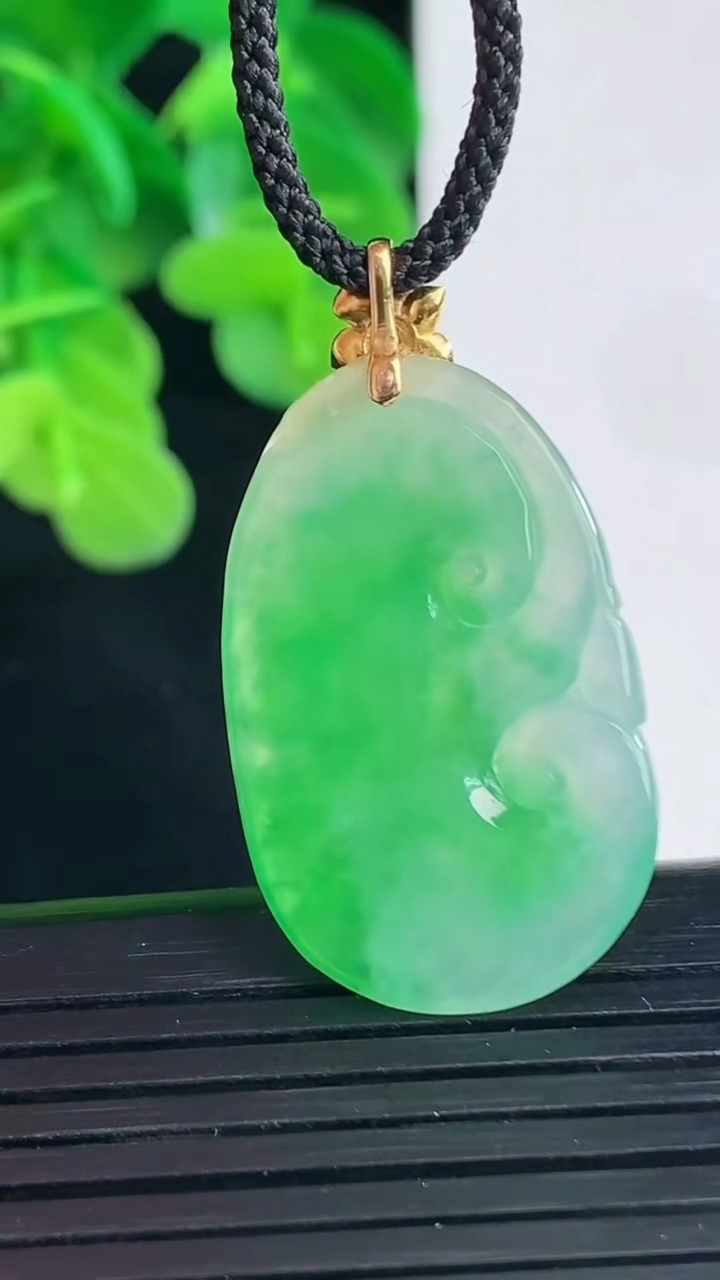 天然A货翡翠如意吊坠尺寸35.1-18.7-3.1重量:4.31g
4月10日