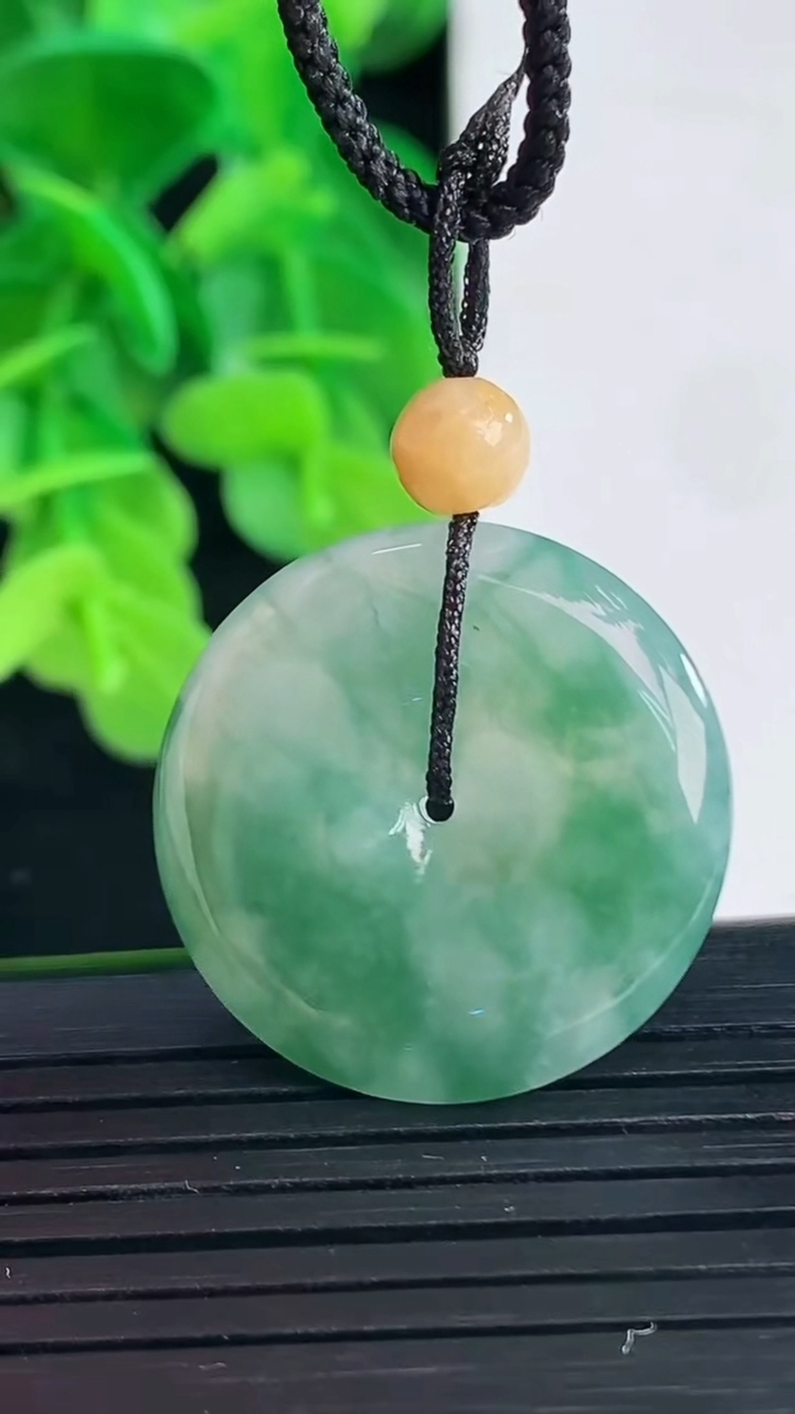 天然A货翡翠飘花平安扣吊坠尺寸24.7-4.7重量:6.77g
4月10日