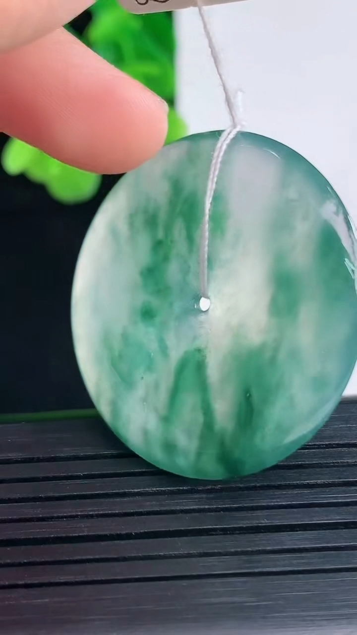 天然A货翡翠种飘花平安扣吊坠尺寸35.3-5.3重量:15.26g
4月10日