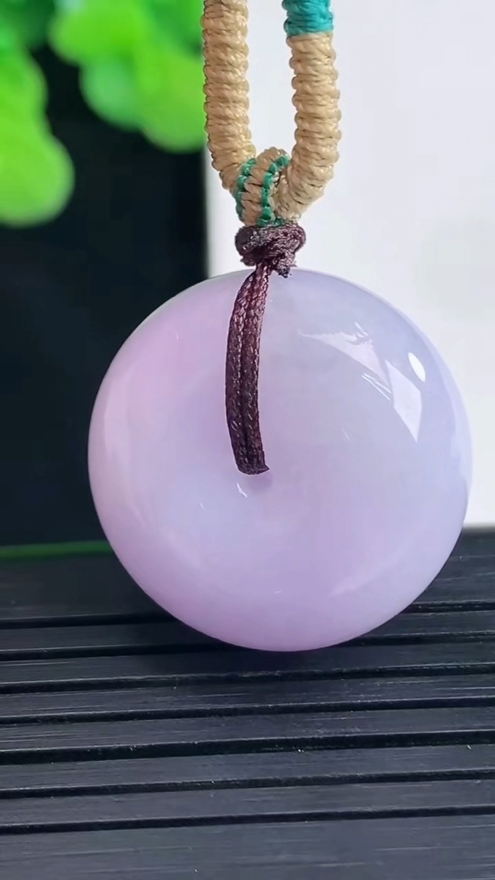 天然A货翡翠紫罗兰平安扣吊坠尺寸22.7-12.5重量:15.76g
4月10日