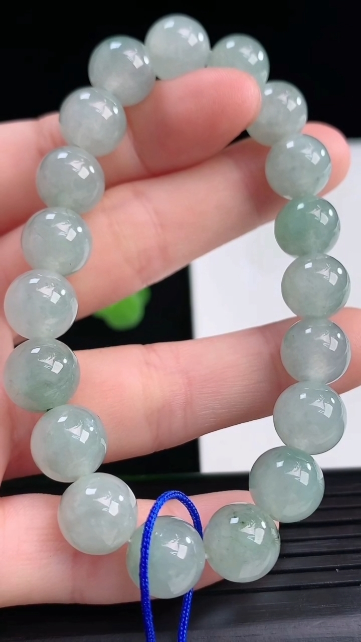 天然A货翡翠飘花圆珠手串尺寸9.6-19颗重量:29.90g4月10日
工厂直销收藏佳品,种好水足，色泽均匀，有种有色，上手高大气！