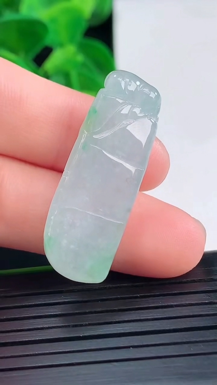 天然A货翡翠节节高升 竹节吊坠尺寸34.4-12.5-6.1重量:6.36g
4月10日