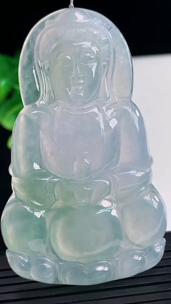 天然A货翡翠观音菩萨吊坠尺寸70.5-42.7-5.8重量:30.47g
4月10日