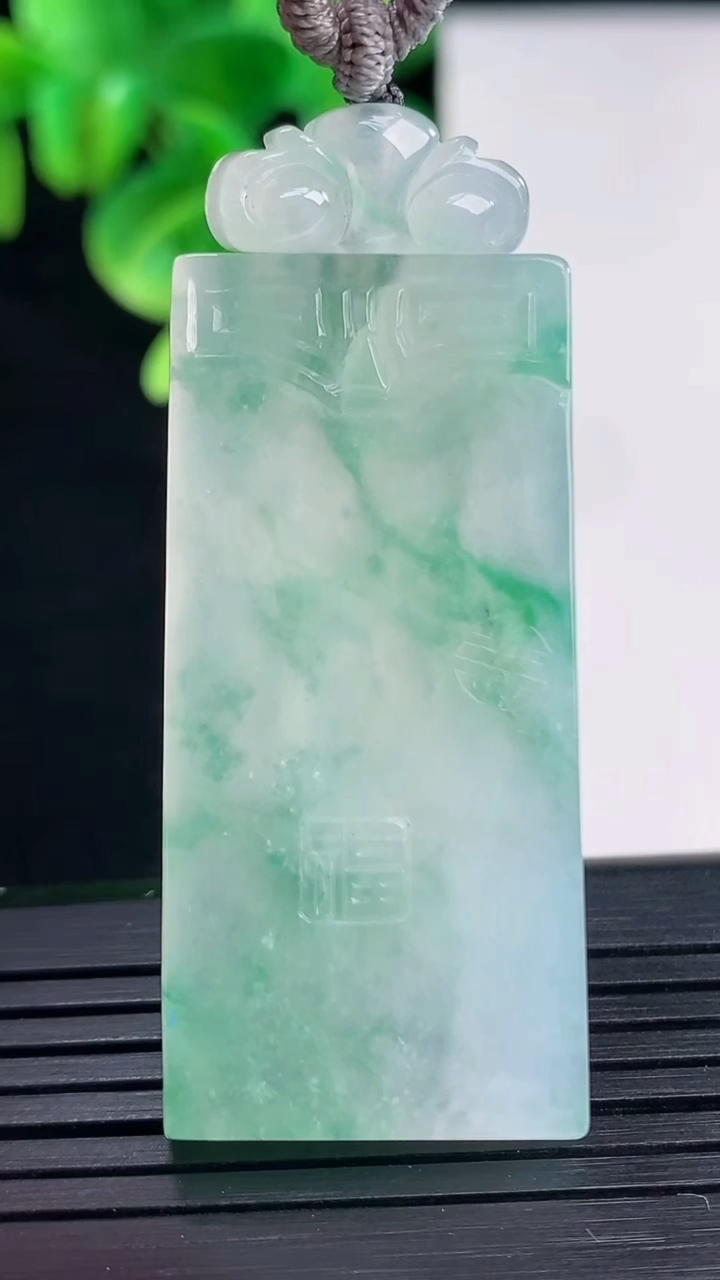 天然A货翡翠种飘花仿古无事牌吊坠尺寸44.2-21.2-5.8重量:21.43g
4月10日