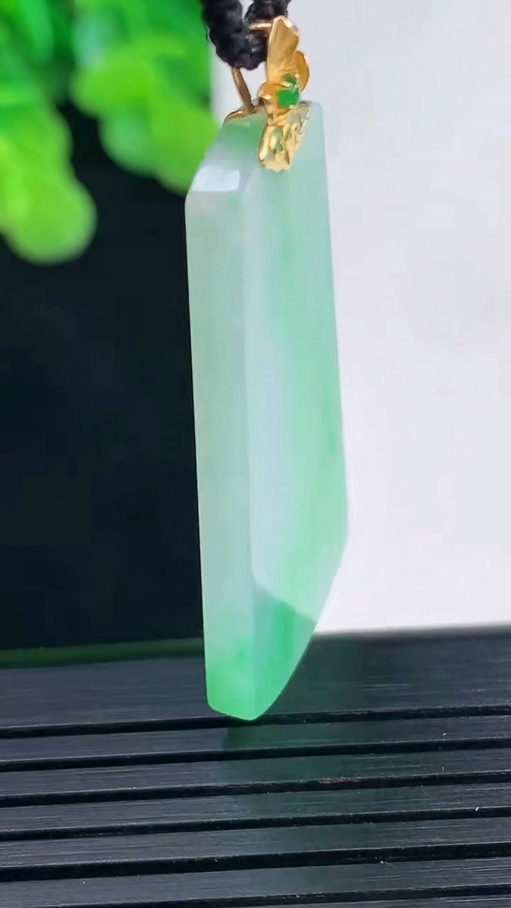 天然A货翡翠无事牌吊坠尺寸37.5-18.9-3重量:6.42g
4月10日