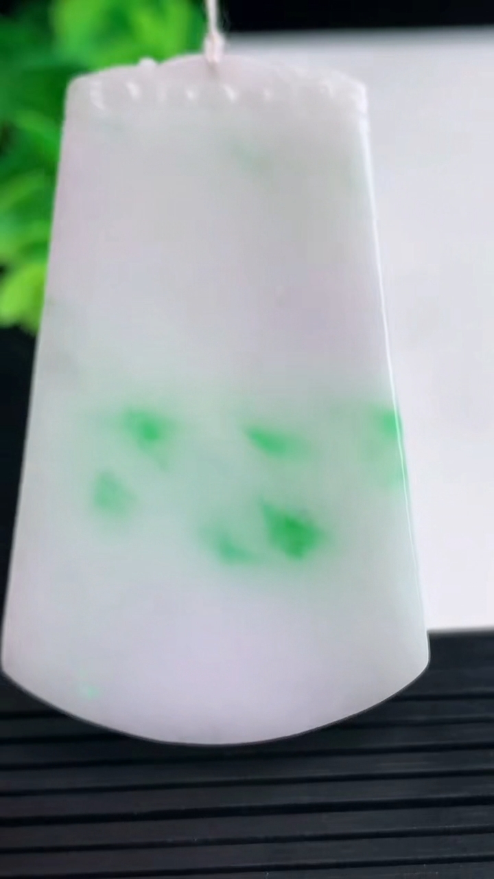 天然A货翡翠无事牌吊坠尺寸54.7-33.1-6.4重量:34.34g
4月10日