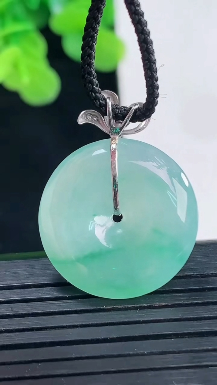 天然A货翡翠18K金飘花平安扣吊坠尺寸29.5-22.2-5.5重量:5.79g
4月10日