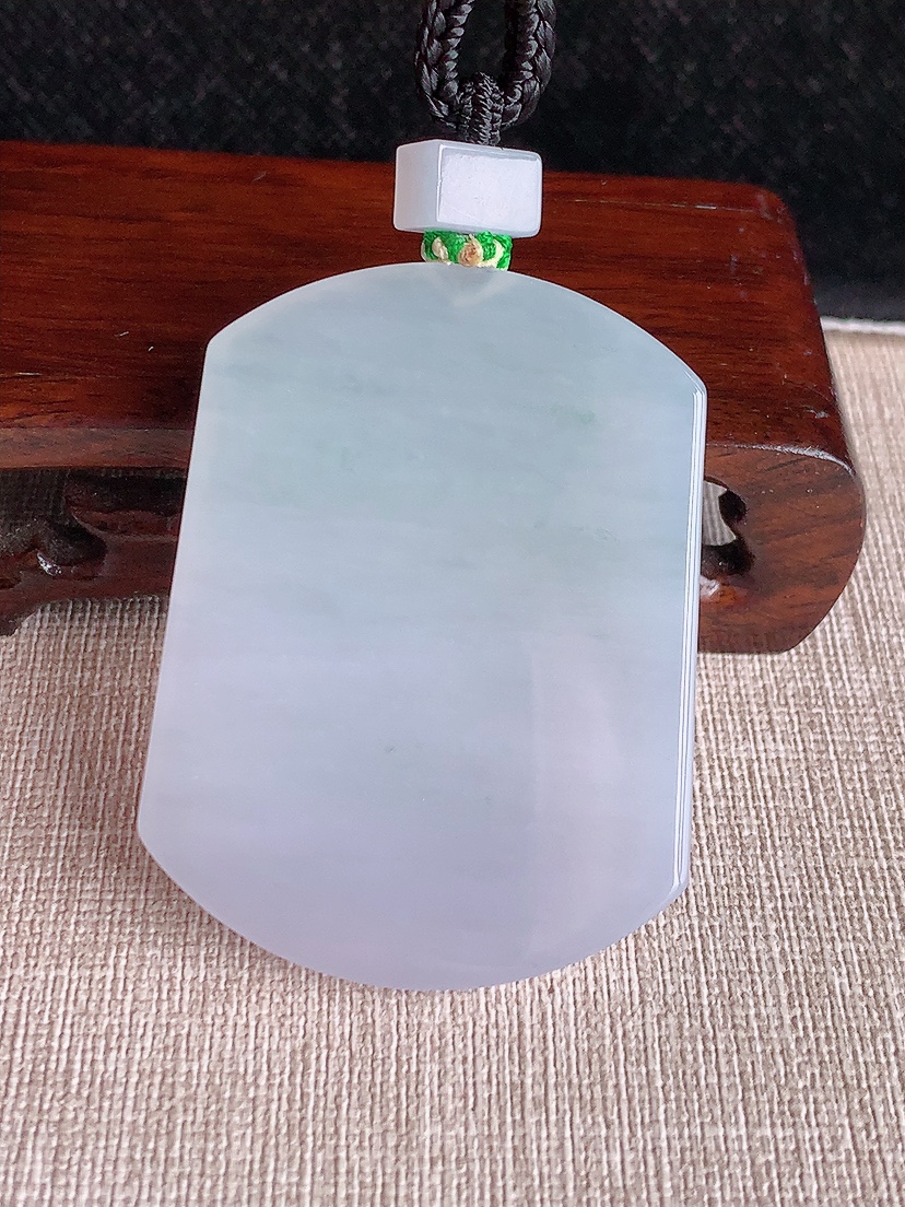 天然A货翡翠飘花无事牌吊坠 
尺寸54-41.2-5.8mm 重量42.34g 0409